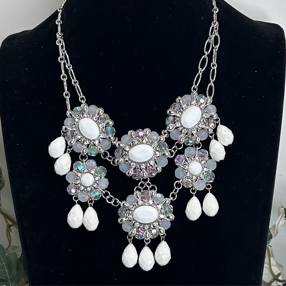 Charming Charlie Floral Bib Necklace Women's 7” Drop Silver-tone & White Chunky